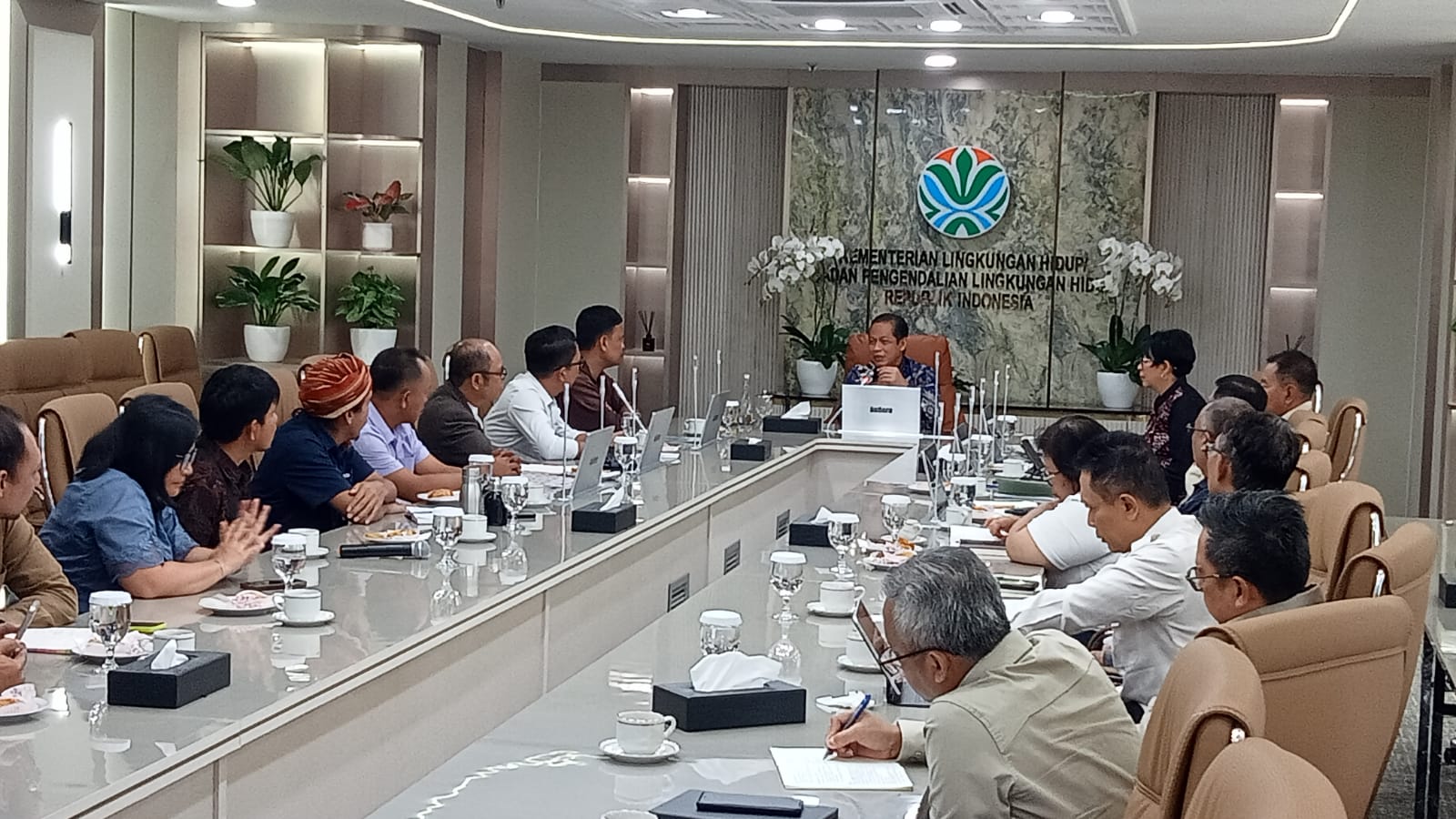 The joint secretariat of the Ecumenical Movement for Ecological Justice in North Sumatra met with Environment Minister Hanif Faisol Nurofiq in February. Image courtesy of Sekber Gokesu.