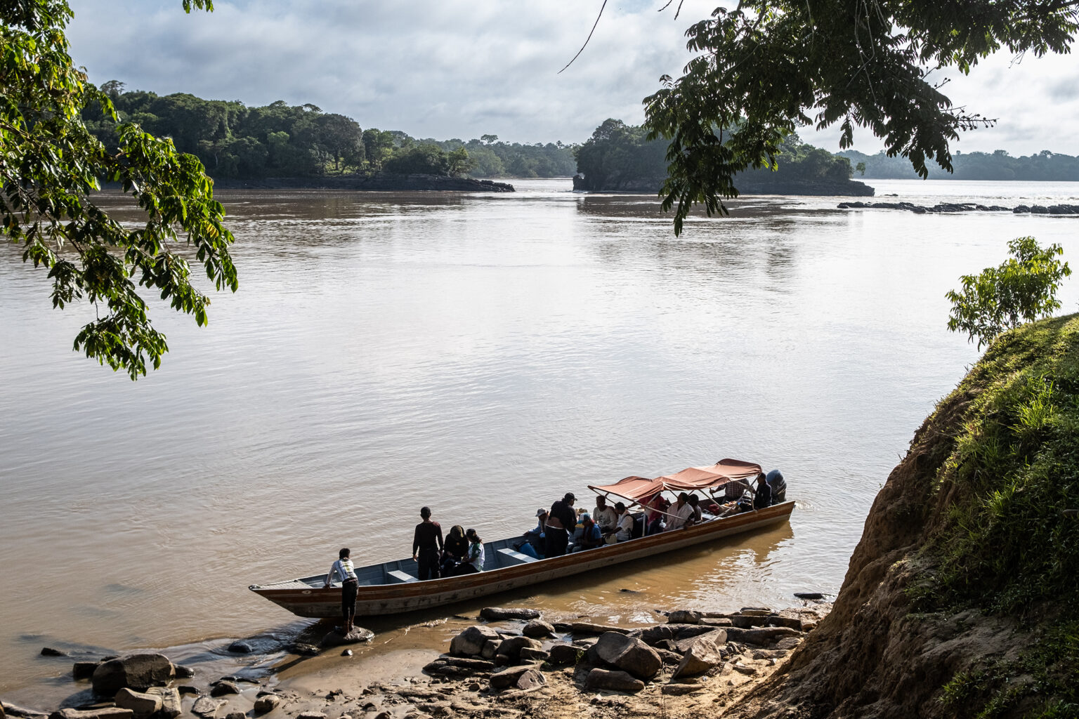 The Caquetá River is the necessary method of transportation for communities in the eastern Colombian Amazon. Image courtesy of Víctor Galeano.