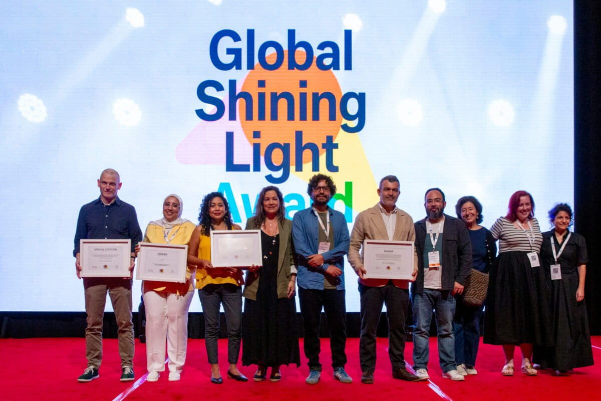 Mongabay Latam accepting the Global Shining Light award in 2025. Photo by Santiago Romani