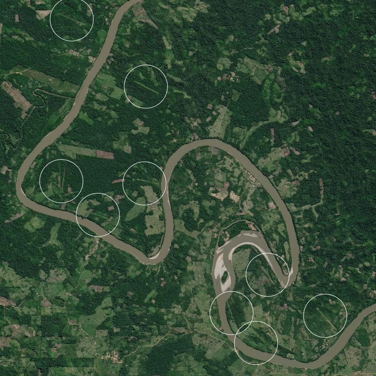 Featured image: The amendment to the organized crime law is criticized by prosecutors. In the image, nine clandestine airstrips detected by a Mongabay Latam investigation that affect the territories of two indigenous communities in the central jungle of Peru. Satellite image: Earth Genome / Mongabay Latam.