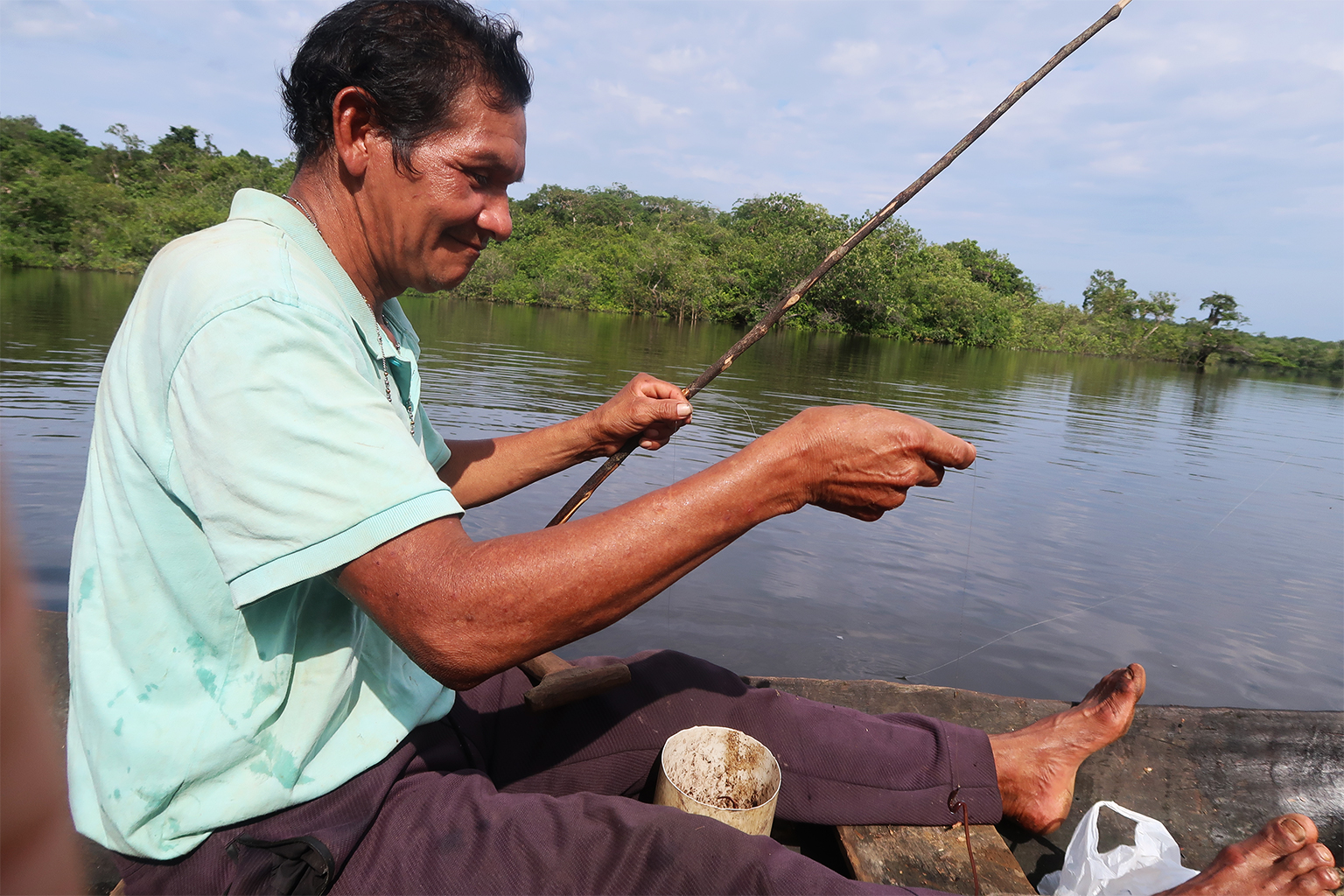 Harold Ferreira Romero, a fisher from the Indigenous Macaquiño community in Vaupés, prepares a rod for fishing