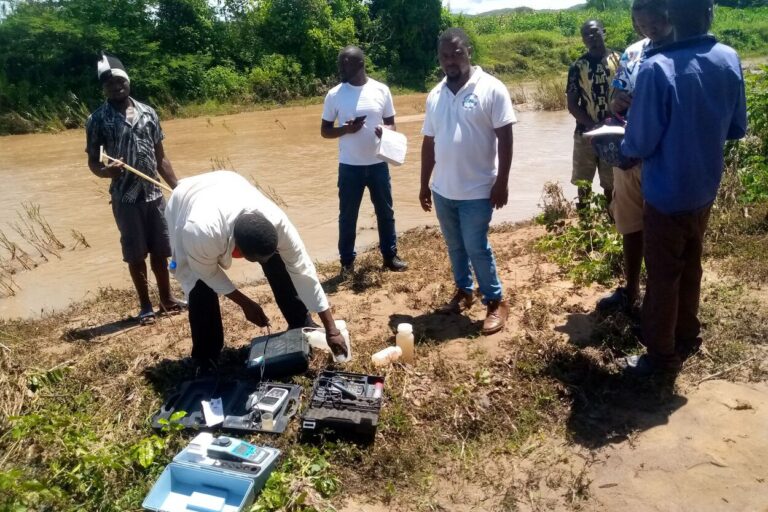 Officials from the National Water Resources Authority (NRWA) and the Malawi Environmental Protection Authority (MEPA) conducting an inspection and collecting samples. Image by Jordan Simeon Phiri for Mongabay.