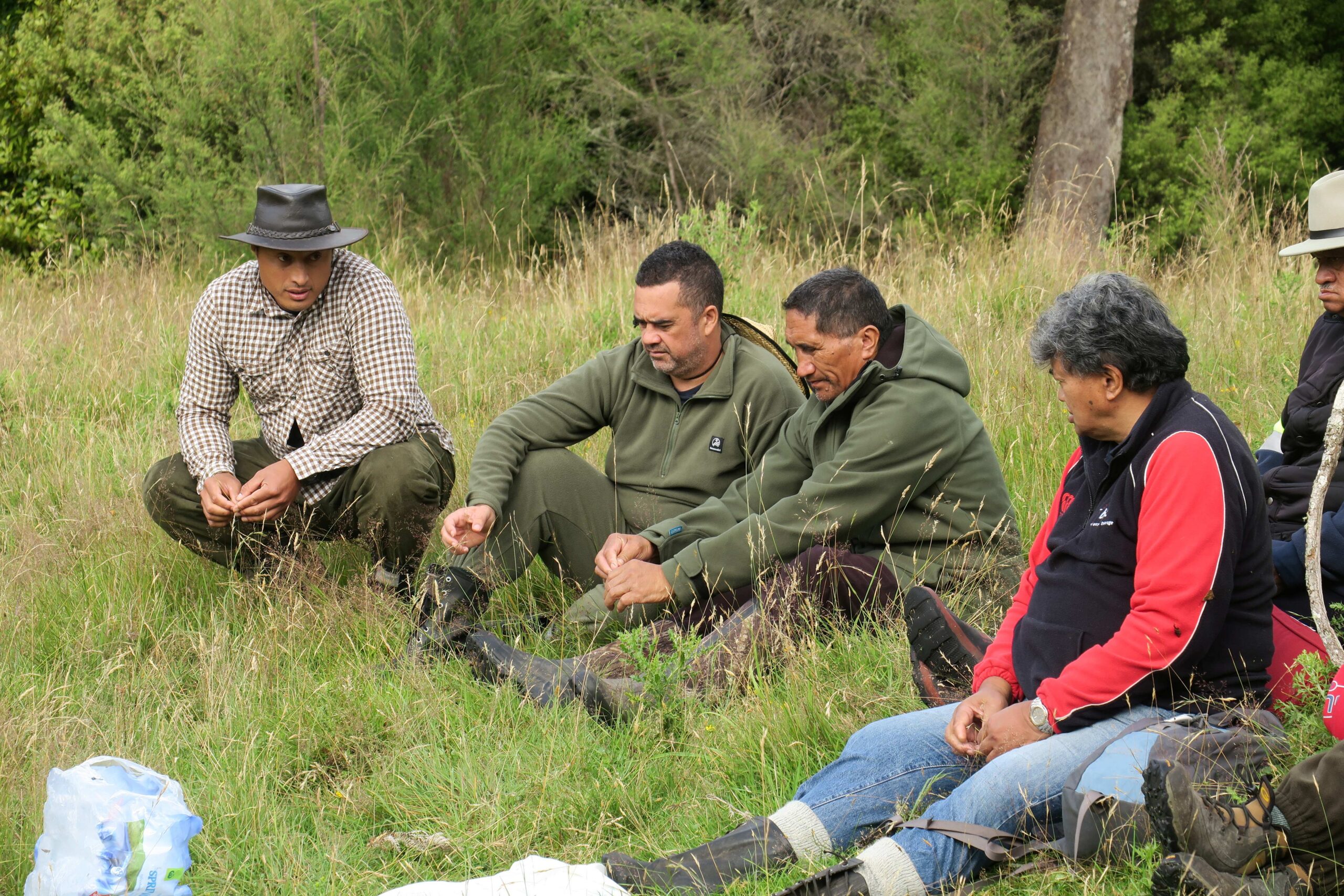 Tuawhenua kaumatua & youth. Image courtesy of Phil Lyver.