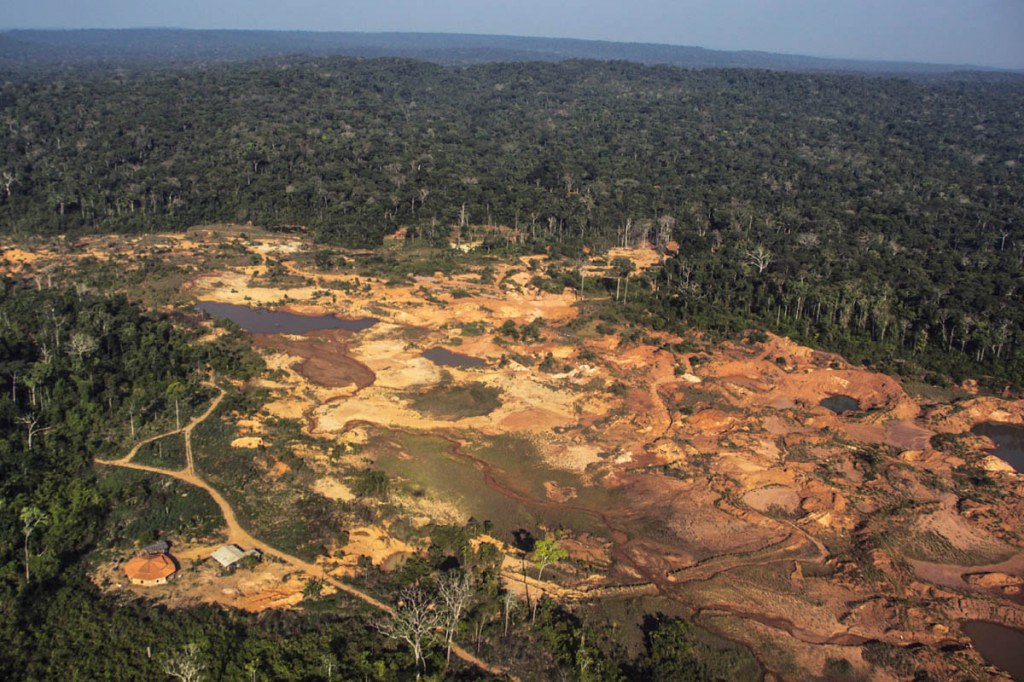 Deforestation and mining in Cinta Larga territory, 2017. Image by Amazônia Real via Flickr (CC BY-NC-ND 4.0).