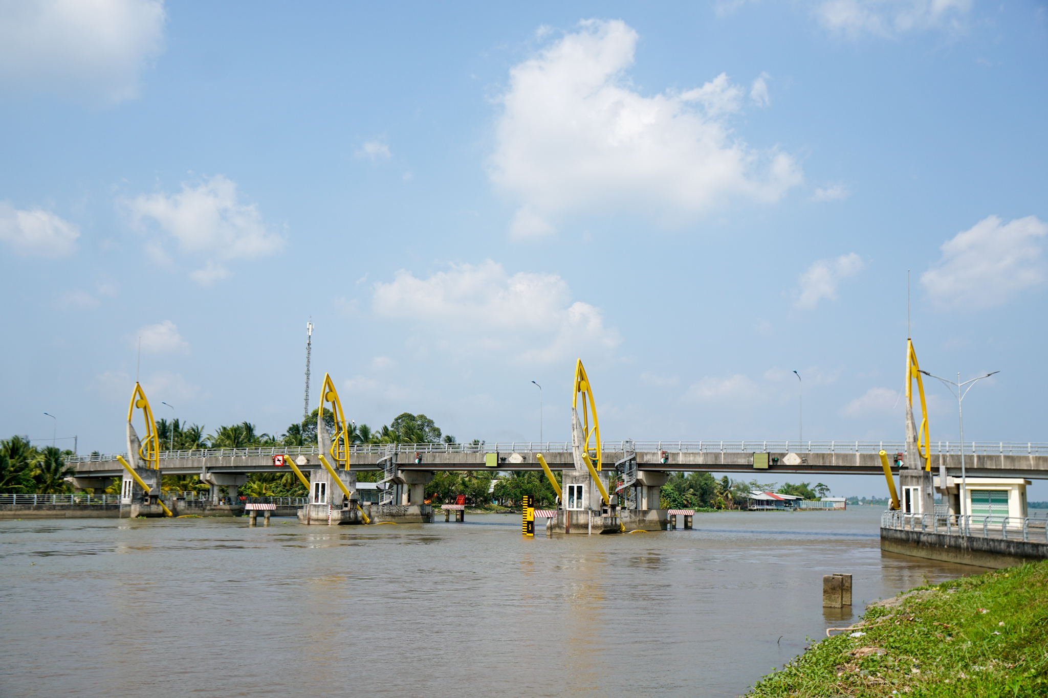 Vung Liem sluice gate, operated by the Southern Irrigation Management Company, a state-owned enterprise under the Ministry of Agriculture and Environment (MAE). Different entities are responsible for different sluice gates along the river, and they rarely communicate.
