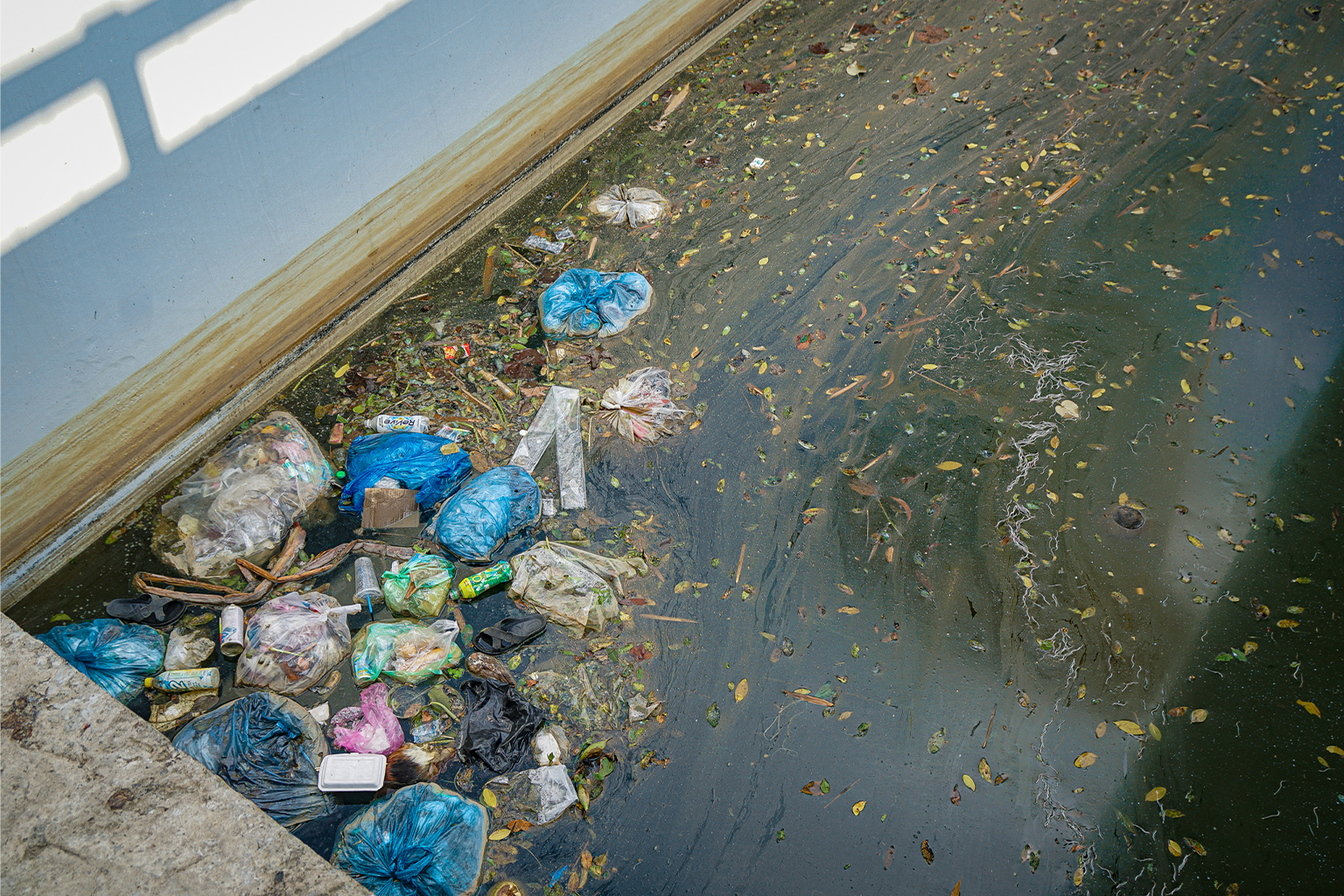 During peak salinity, sluice gates can be closed for up to 15 days, trapping garbage and wastewater inside.