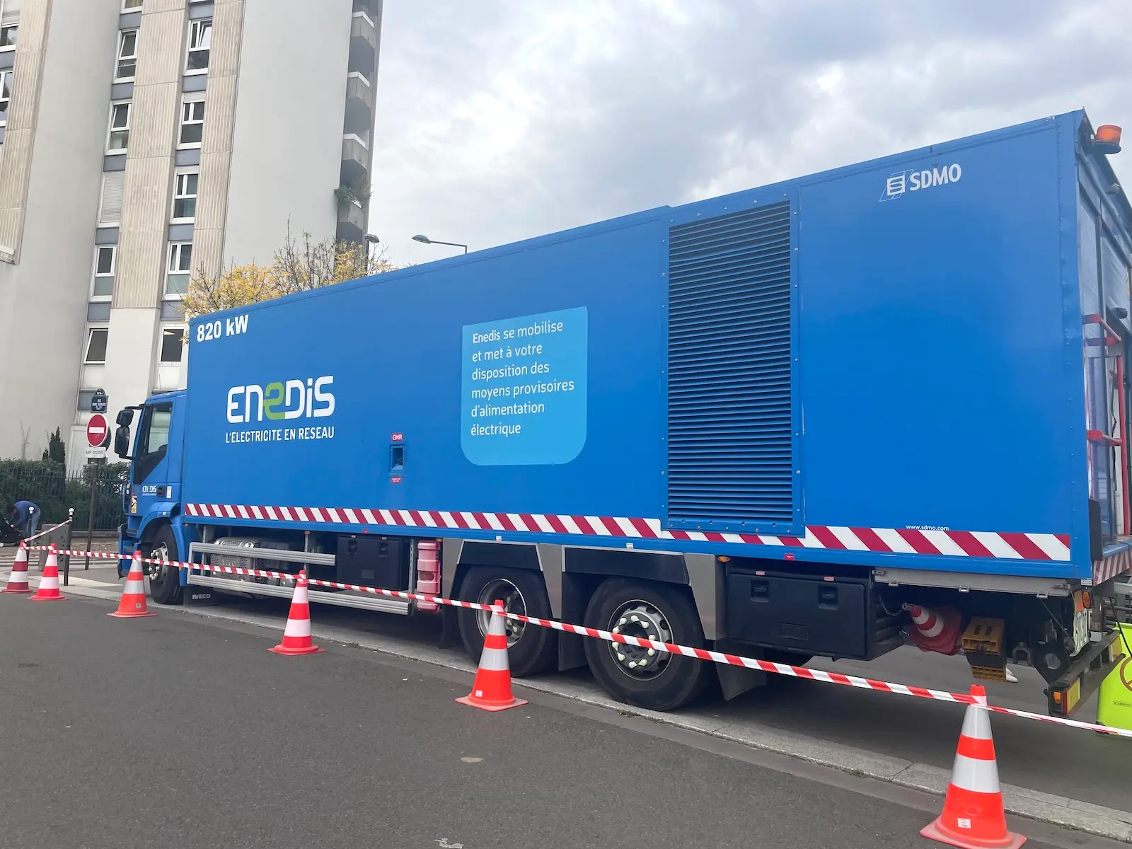 A blue mobile air conditioning unit in Paris