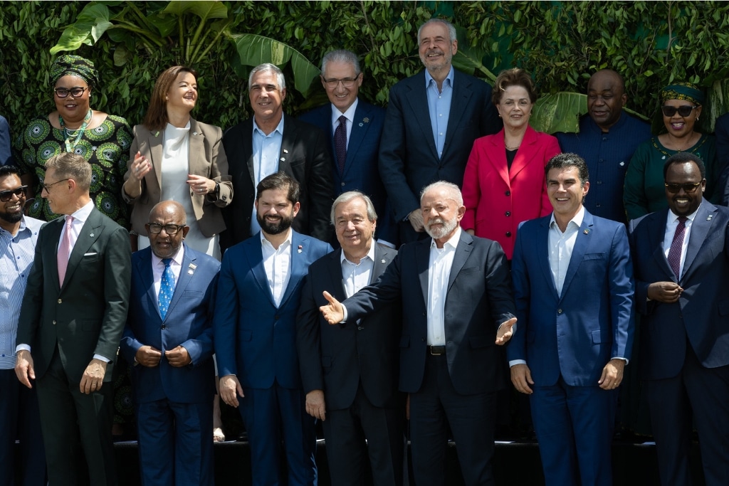 UN Secretary-General António Guterres and Brazil’s President Luiz Inácio Lula da Silva during the Photograph of Heads of Delegation at the Belém Climate Summit.
